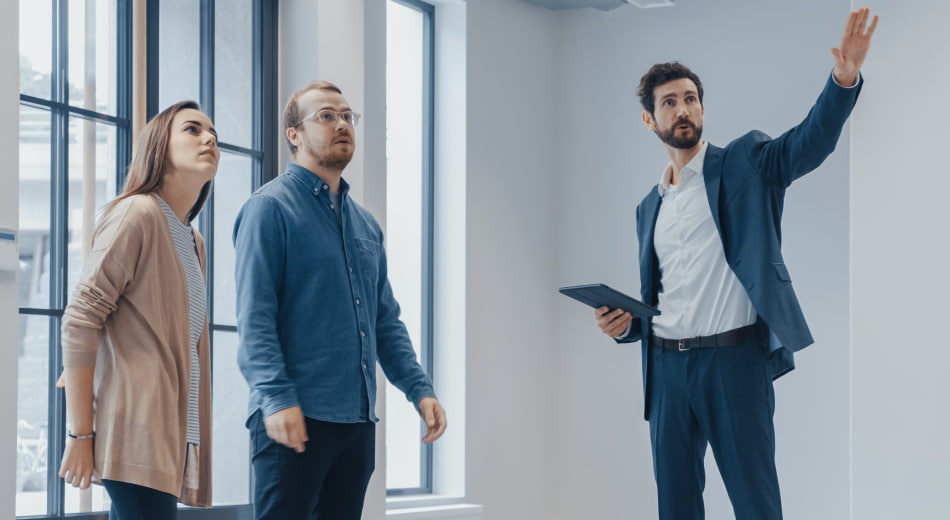 A couple during the examination of the real estate