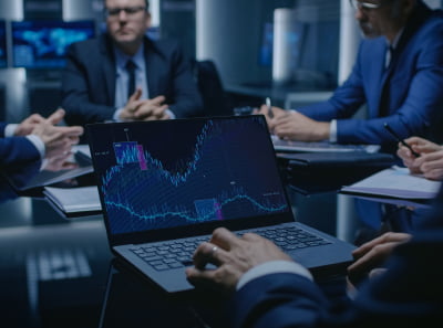 Investment advisors discussing a topic at the table